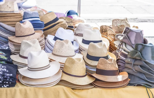 Шляпы на продажу — стоковое фото