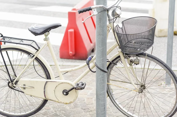 Bicicleta feminina estacionada na rua — Fotografia de Stock