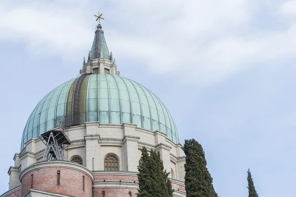 Vojenská Pamětní kostel v Udine, Itálie. — Stock fotografie