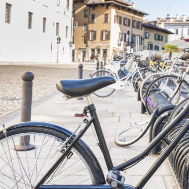 Bir raf üzerinde park etmiş Bisiklet