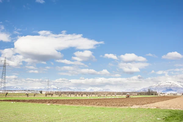 Paisaje agrícola. Con el tractor arar un campo . — Foto de Stock