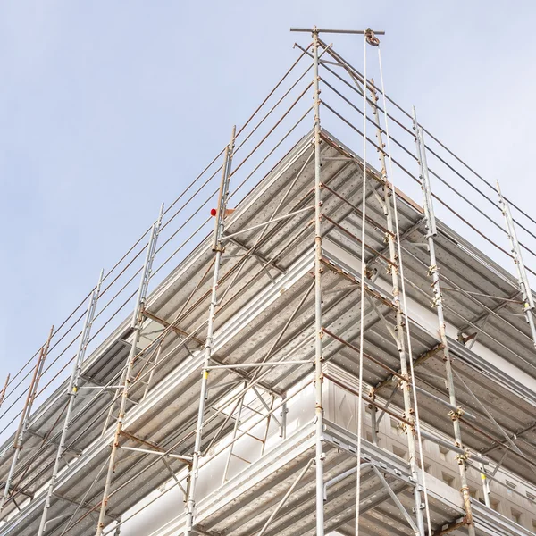 Haus und Baugerüst — Stockfoto