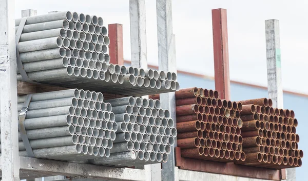 Pila de tubos de acero en stock . — Foto de Stock