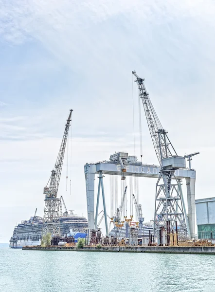 Astillero de Fincantieri, trabajando para construir un nuevo barco  . — Foto de Stock