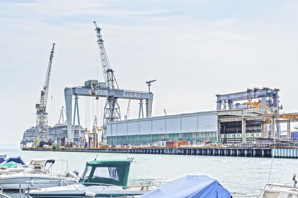 Astillero de Fincantieri, trabajando para construir un nuevo barco  . — Foto de Stock