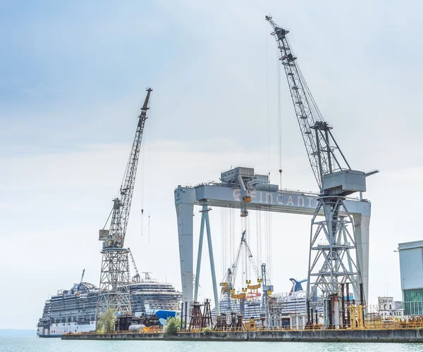 Astillero de Fincantieri, trabajando para construir un nuevo barco  . — Foto de Stock