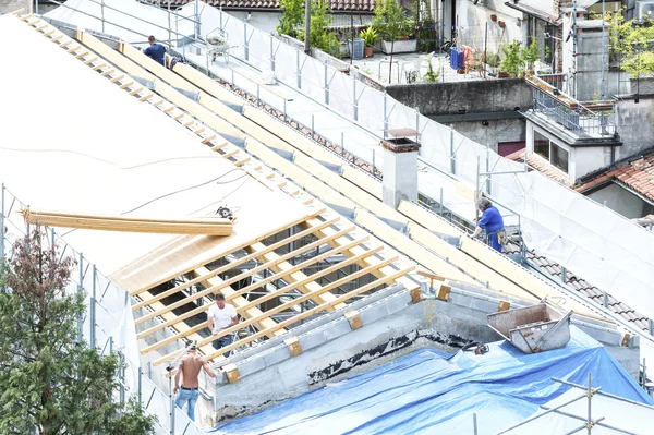 Construction crew working on the roof sheeting — Stock Photo, Image