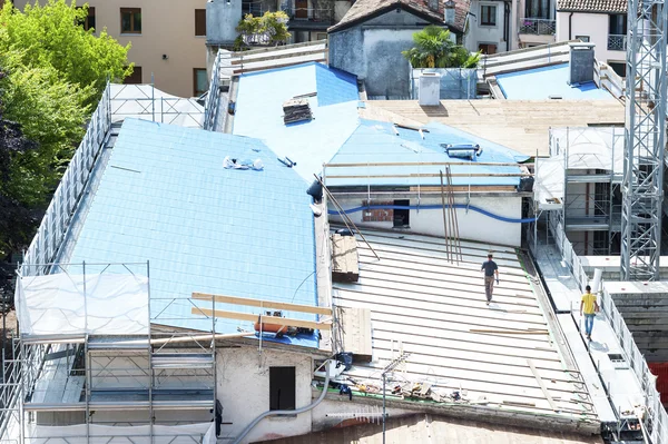 Construction site. Construction crew working on the roof sheetin — Stock Photo, Image