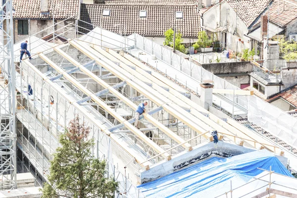 Construction site. Construction crew working on the roof sheetin — Stock Photo, Image