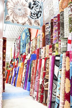 Halı deposunda toplanan kilim yığını
