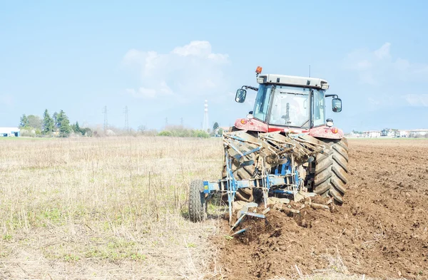 Tractor plowing the stubble field — Stock Photo, Image