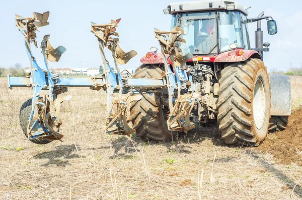Tractor arat câmpul miobănos — Fotografie, imagine de stoc