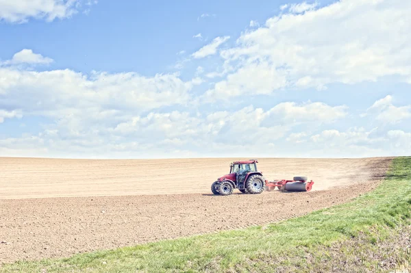 Tractor compresses the soil after planting with rollers. — Stock Photo, Image