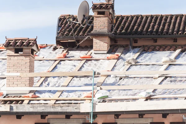 Roof damaged to repair. — Stock Photo, Image