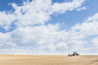 Merdaneler Ekimden sonra toprak traktör sıkıştırır.