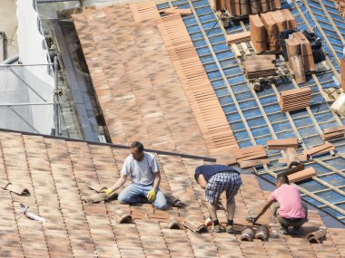 Fayans döşeme için çatı üzerinde çalışmak için masonlar