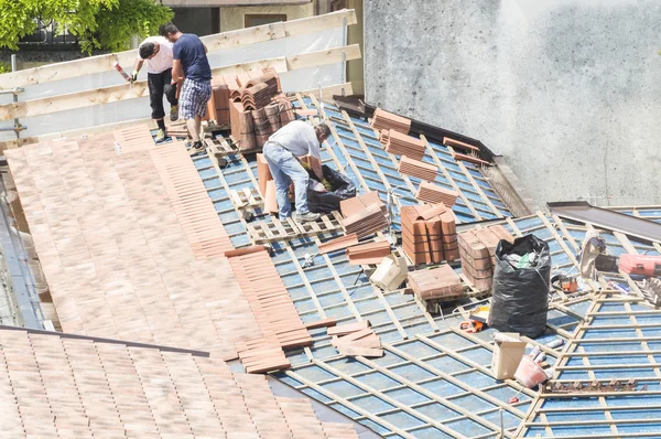Fayans döşeme için çatı üzerinde çalışmak için masonlar