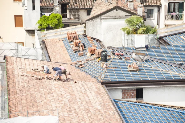 Fayans döşeme için çatı üzerinde çalışmak için masonlar