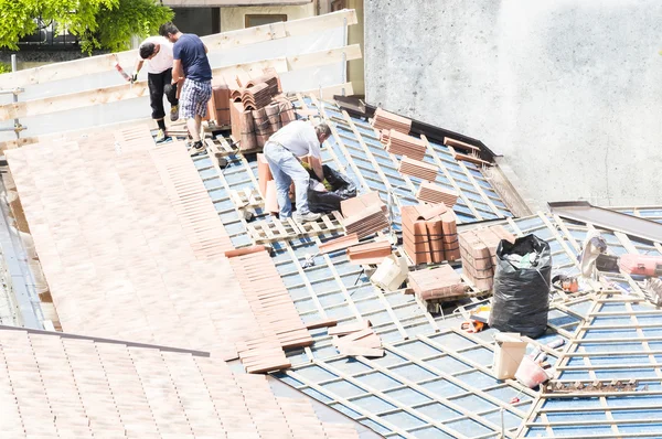 Masons to work on the roof for laying tiles — Stock Photo, Image