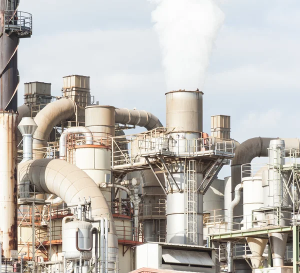 Industrieanlage einer Möbelfabrik mit rauchenden Schornsteinen — Stockfoto