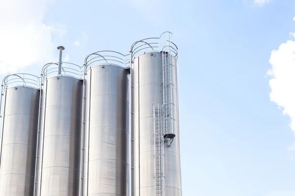 Industriële silo's voor raffinaderij — Stockfoto