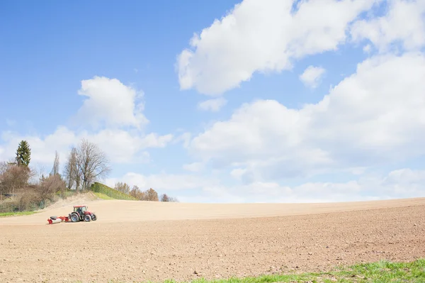 Traktor verdichtet nach Pflanzung mit Walzen den Boden. — Stockfoto