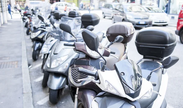 Lote de scooters motor estacionado em uma fileira — Fotografia de Stock