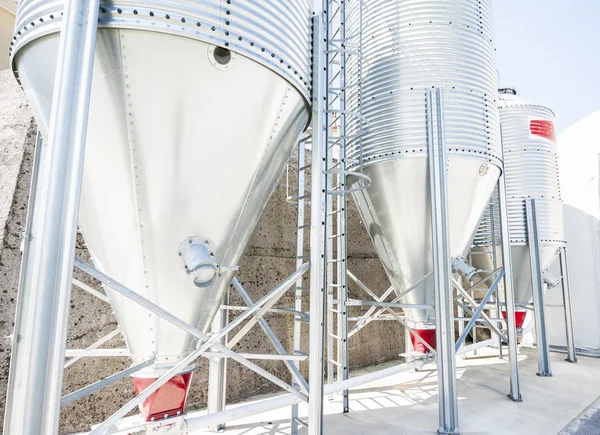 Silos de acero para harina . Fotos De Stock Sin Royalties Gratis