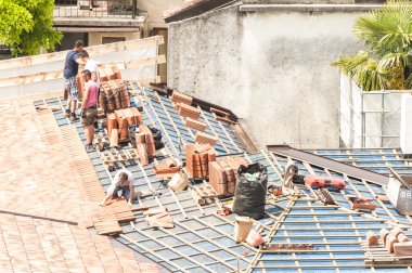 Fayans döşeme için çatı üzerinde çalışmak için masonlar