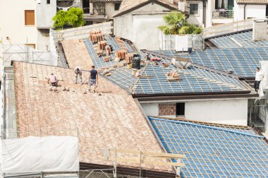 Fayans döşeme için çatı üzerinde çalışmak için masonlar