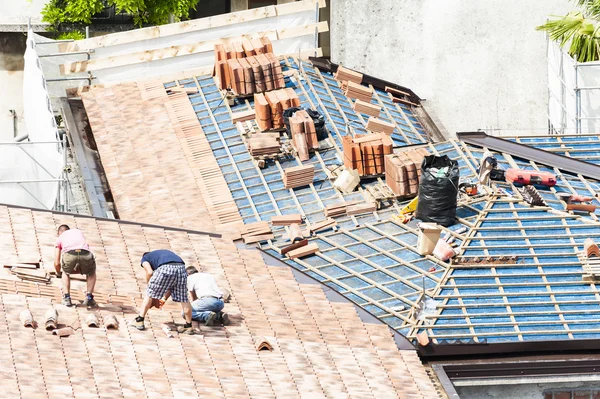 Maurer arbeiten auf dem Dach für die Ziegelverlegung — Stockfoto