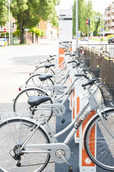 Servizio di noleggio biciclette in alternativa alla mobilità — Foto Stock