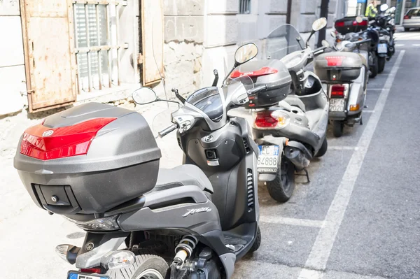 Lote de scooters motor estacionado em uma fileira — Fotografia de Stock