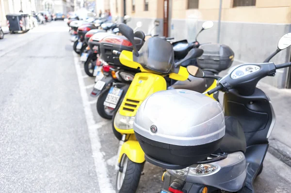 Lote de scooters motor estacionado em uma fileira — Fotografia de Stock