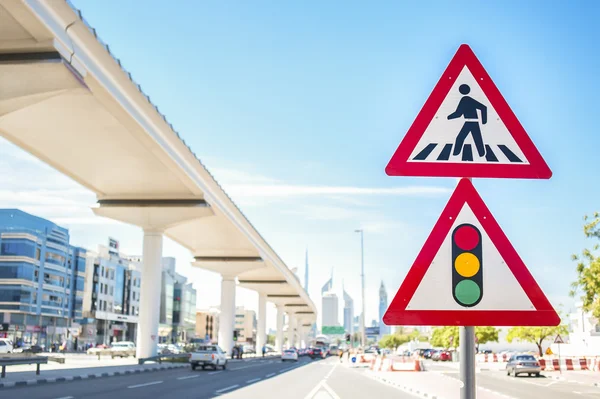 Signalisation routière dans la ville. — Photo