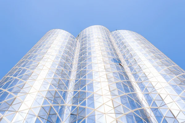 摩天大楼在迪拜和蓝蓝的天空 — 图库照片