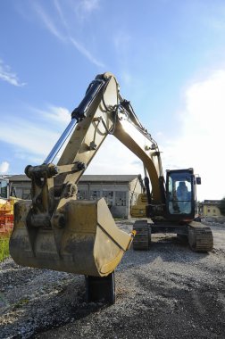 İnşaat alanında kazıcı buldozer.