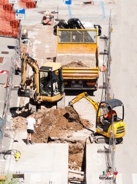 Erkekler tarak ile iş yerinde