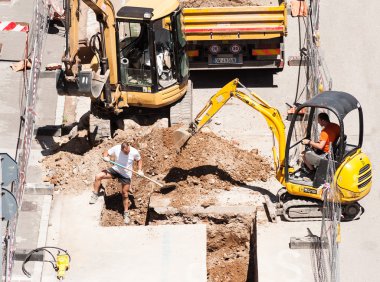 Erkekler tarak ile iş yerinde