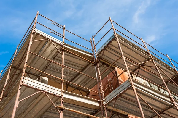 House for renovation with the scaffolding for bricklayers — Stock Photo, Image