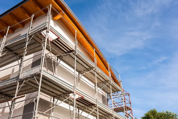 Costruzione ponteggi di un edificio in ristrutturazione . — Foto Stock