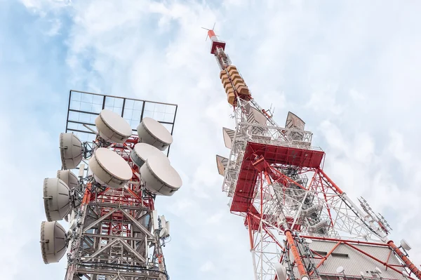 Mástil de telecomunicaciones Antenas de TV Tecnología inalámbrica — Foto de Stock