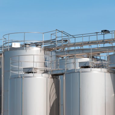 Paslanmaz çelik siloları.