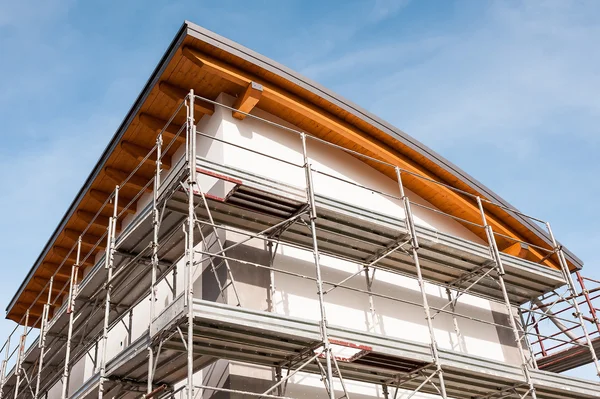 Construction scaffolding of a building under renovation. — Stock Photo, Image