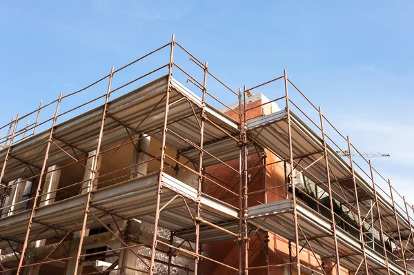 Hus för renovering med byggnadsställningar för murare — Stockfoto
