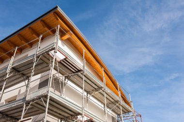 İnşaat iskele yenileme altında bir yapının.