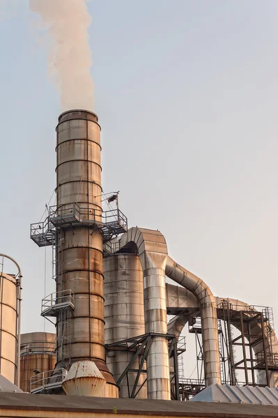 Planta química al atardecer . —  Fotos de Stock