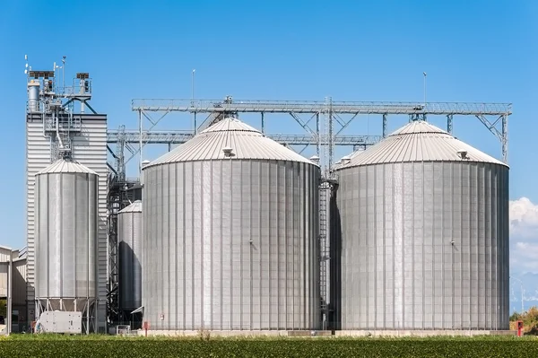 Silos de armazenagem para produtos agrícolas (cereais) — Fotografia de Stock