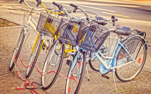 Bici parcheggiate sul marciapiede . — Foto Stock