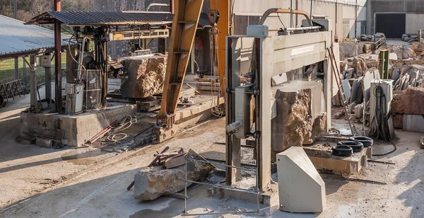 Machines à découper les blocs de marbre en plaques pour les constructions — Photo